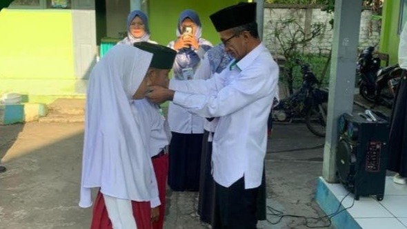 PUTRA DAERAH SANGOWO, H. MUSANIF SIBUA, SAG. MEMBUKA UJIAN MADRASAH BERBASIS KOMPUTER DI MIN 1 MOROTAI 