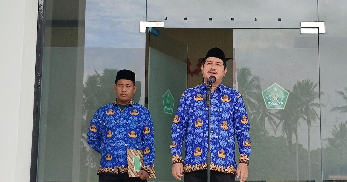 UPACARA BENDERA 17 BULAN BERJALAN, KAKANKEMENAG MOROTAI SERUKAN DISIPLIN DAN OPTIMALKAN KINERJA