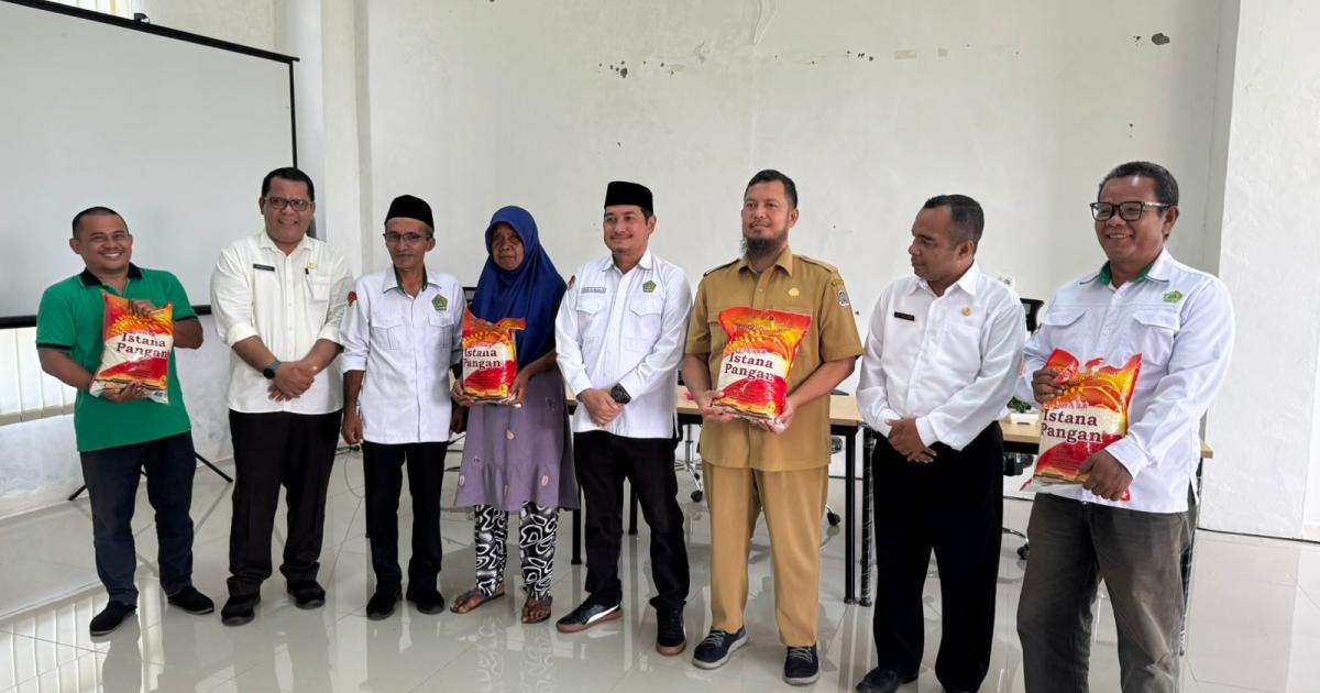 Launching Hari Santri 2025, Kemenag Morotai Tandai dengan Penyerahan Bantuan Beras dan Penanaman Pohon