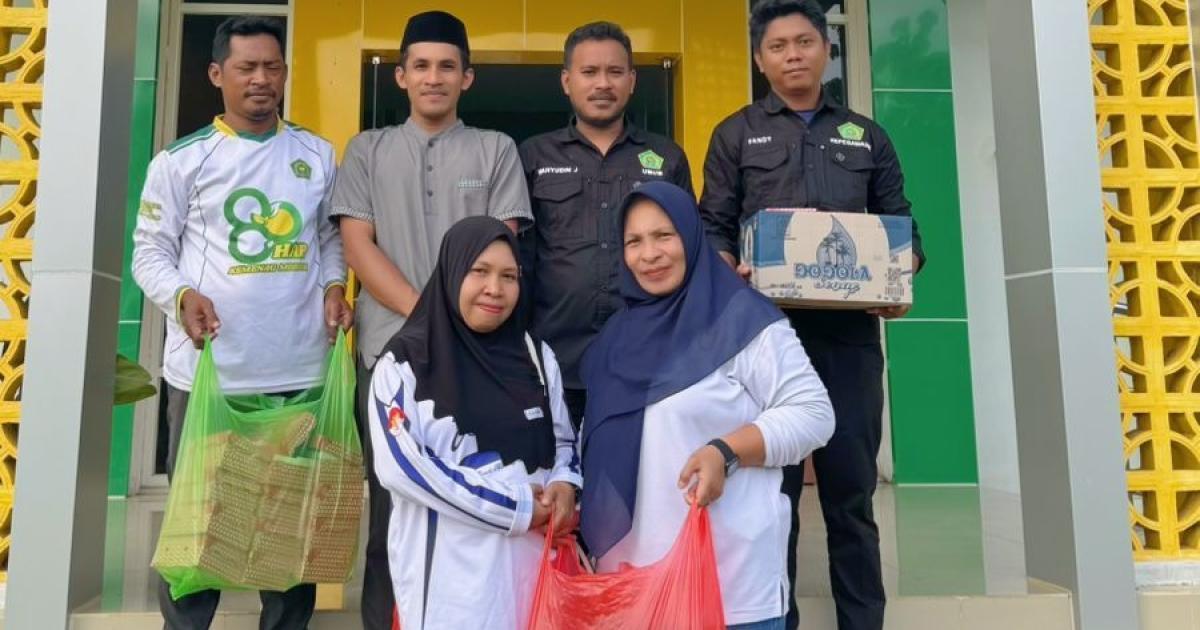 Tebar Berkah Ramadhan, Kemenag Morotai Berbagi Takjil untuk Jamaah Masjid Raya dan Pengguna Jalan